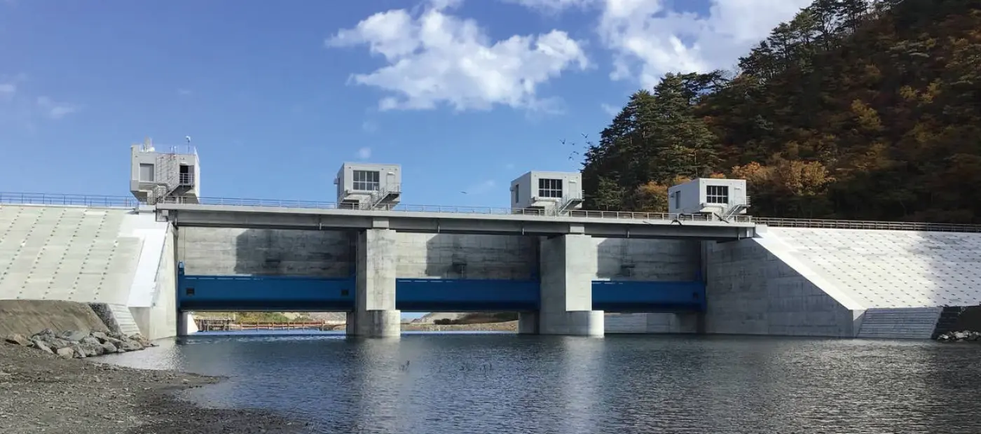 上流側より 水門は遠隔操作により自動で開閉する